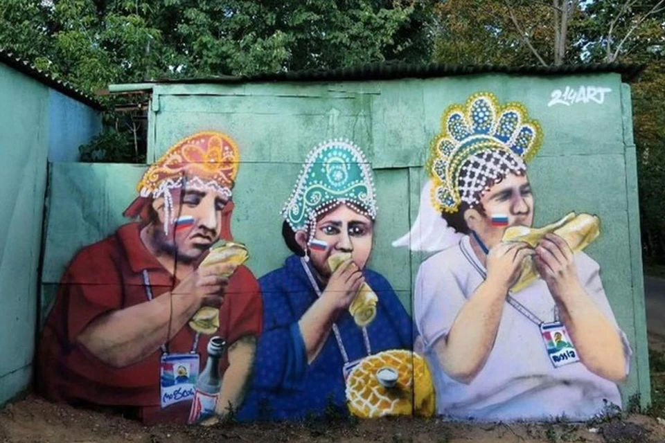 Граффитисты увековечили трио жующих болельщиков в кокошниках. ФОТО: Alexart214