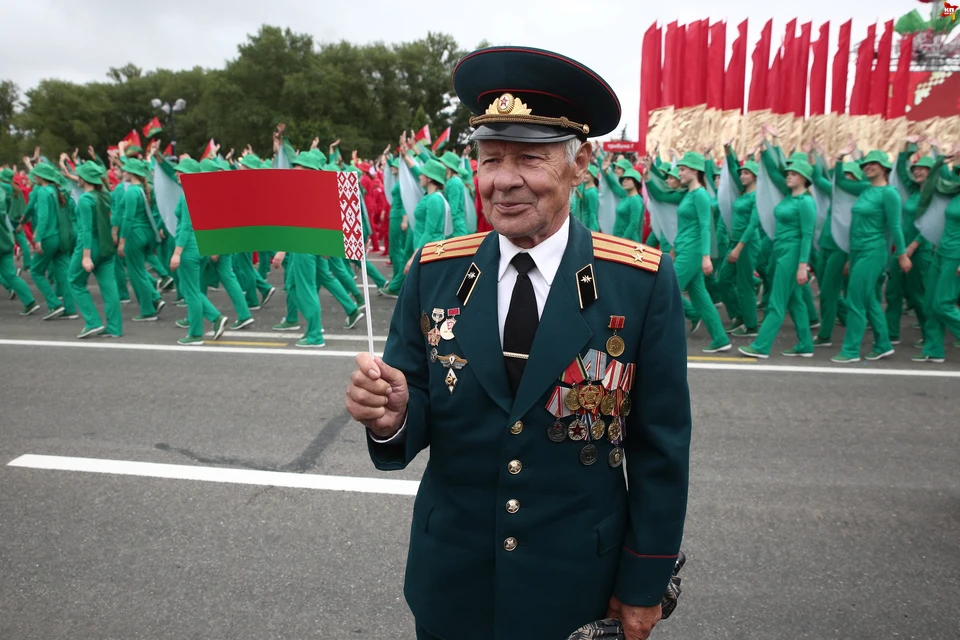 Военный парад на День независимости обычно заканчивается театрализованным шествием