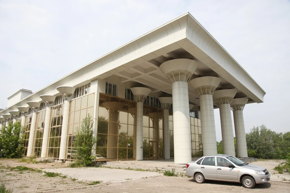 Сейчас ДК Телта выглядит как античный храм