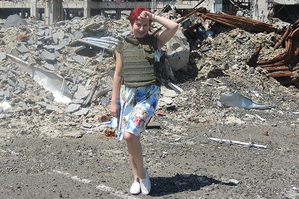 Дарья Асламова на фоне разрушенного аэропорта Донецка
