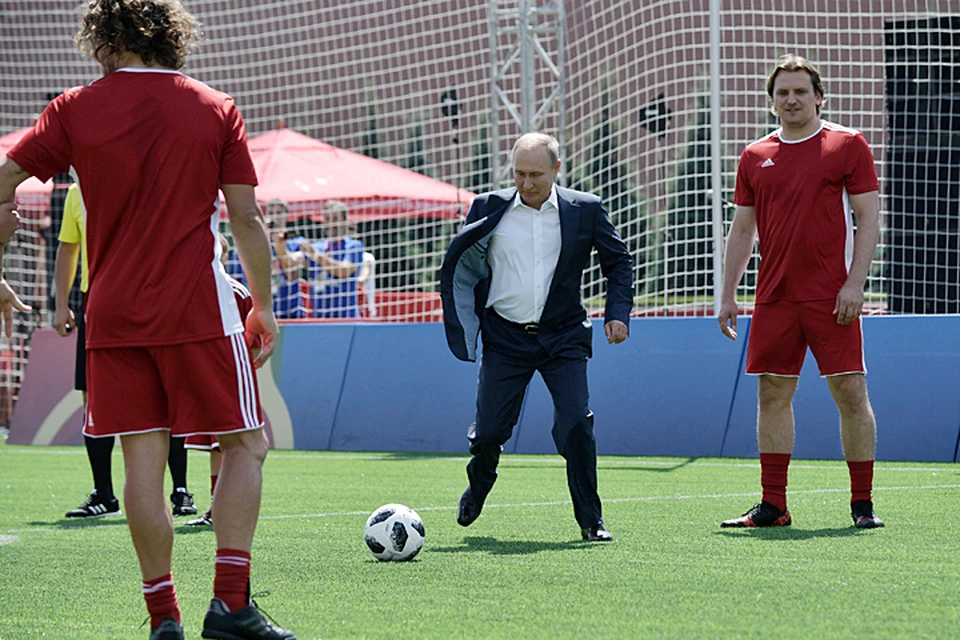 Наш президент на Красной площади, в Футбольном парке поиграл на поле, рядом с мальчишками и зарубежными корифеями футбола