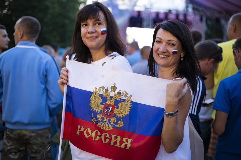 Крымчане пришли поддержать сборную Россию с флагами в руках и на лице.