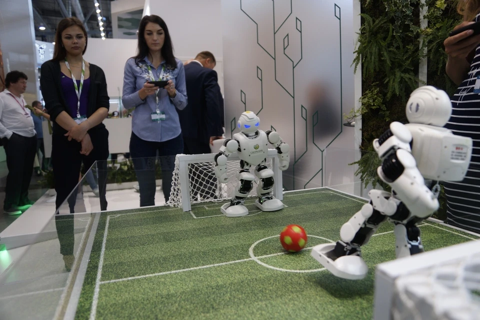 На стендах сливаются воедино самые популярные тенденции - роботы и футбол