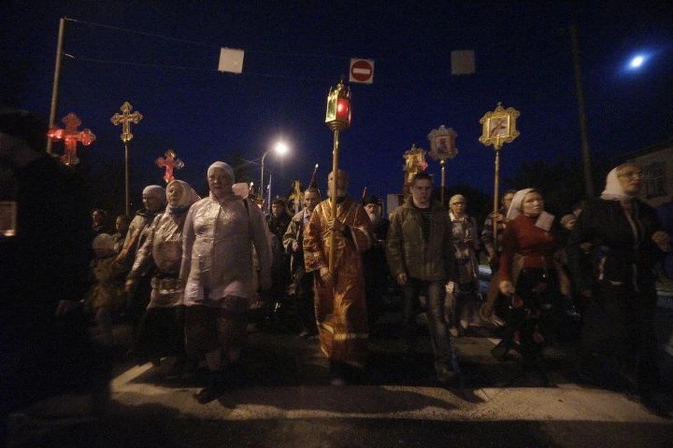 Обычно на ночной крестный ход приходит около 50 тысяч паломников.