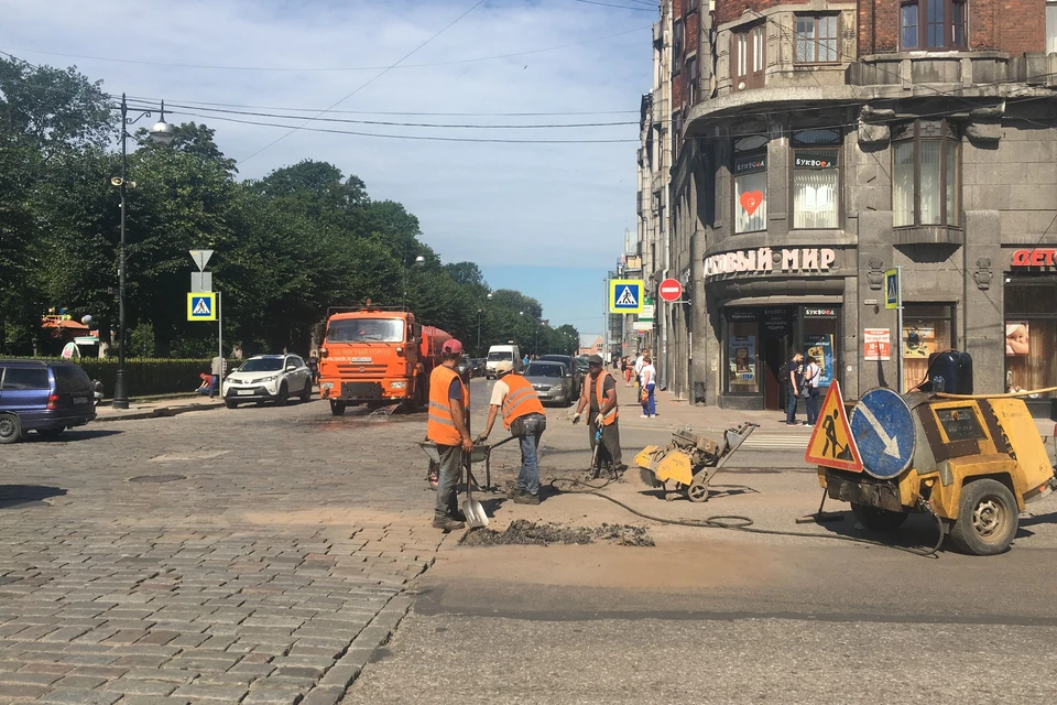Проспект Ленина через несколько лет планируют сделать пешеходной улицей, а пока в историческом центре города кипят работы ко Дню Ленобласти.