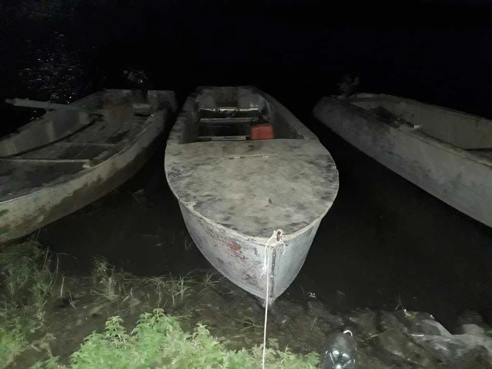 На обычную чеытрехместную лодку астраханец посадил девять пассажиров. Фото: СУ СК по Астраханской области