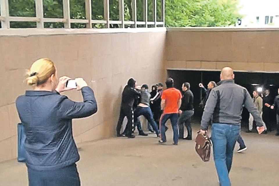 Битву за парковку, когда на ее защиту вышли парни в балаклавах, активисты сняли на видео. Фото: youtube.com
