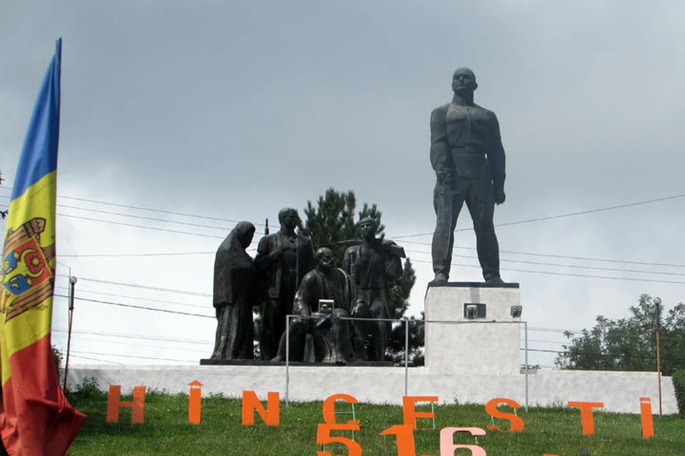 На памятник Котовскому периодически покушались националисты