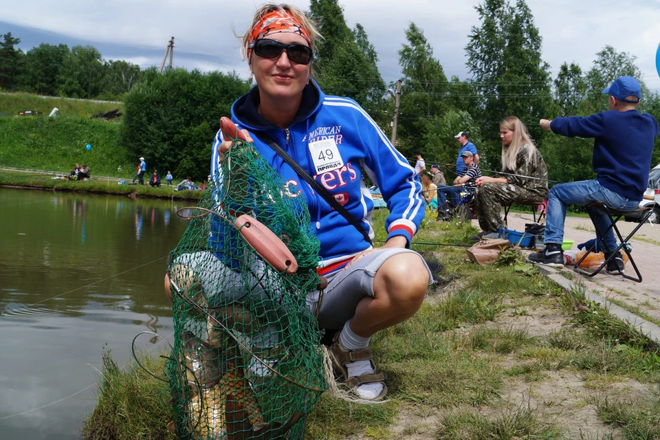 Победительница фестиваля семейной рыбалки от радио «Комсомольская правда» Елена Стригина поймала свою «золотую рыбку» на кукурузу.