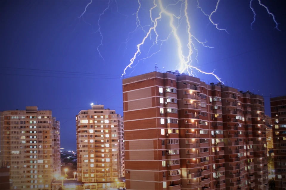 Всю ночь в Краснодарском крае гремел гром и сверкали молнии. Фото: Артем ПАНФИЛОВ