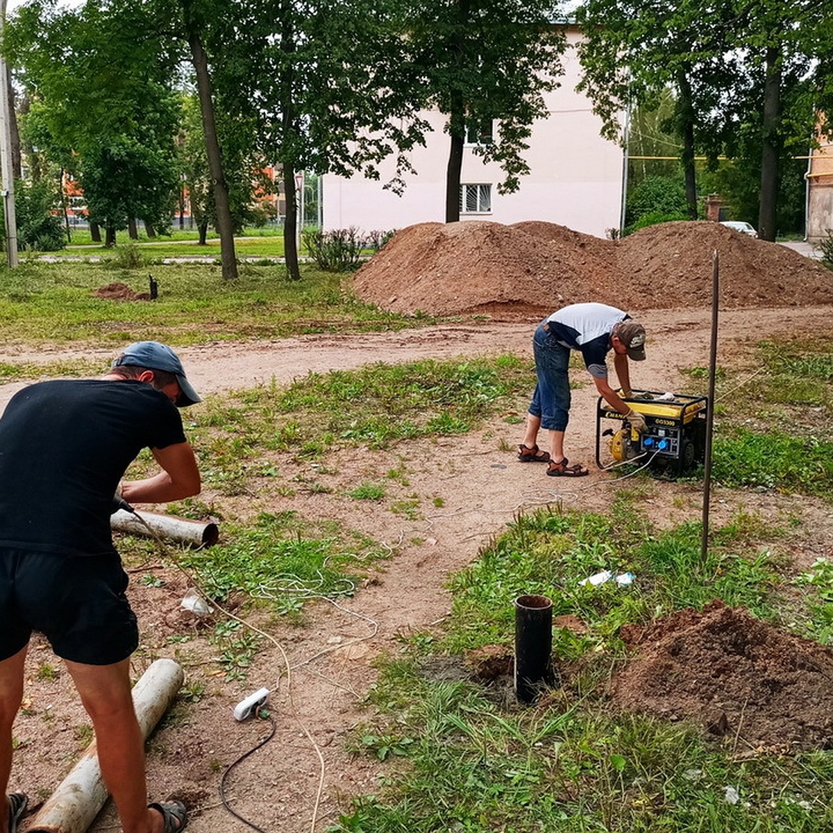 Посадят цветы и поставят лавочки: В Великих Луках началось благоустройство  сквера на улице Гагарина - KP.RU