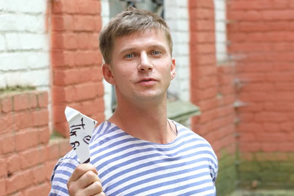 Роман Курцын играет десантника, ставшего ударником в поп-группе. Фото: канал СТС