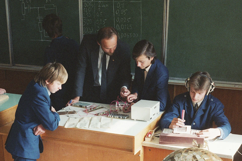 Преподаватель и учащиеся во время занятия в кружке электроники, 1989 год. ФОТО Р. Церлюкевич Альфред/Фотохроника ТАСС