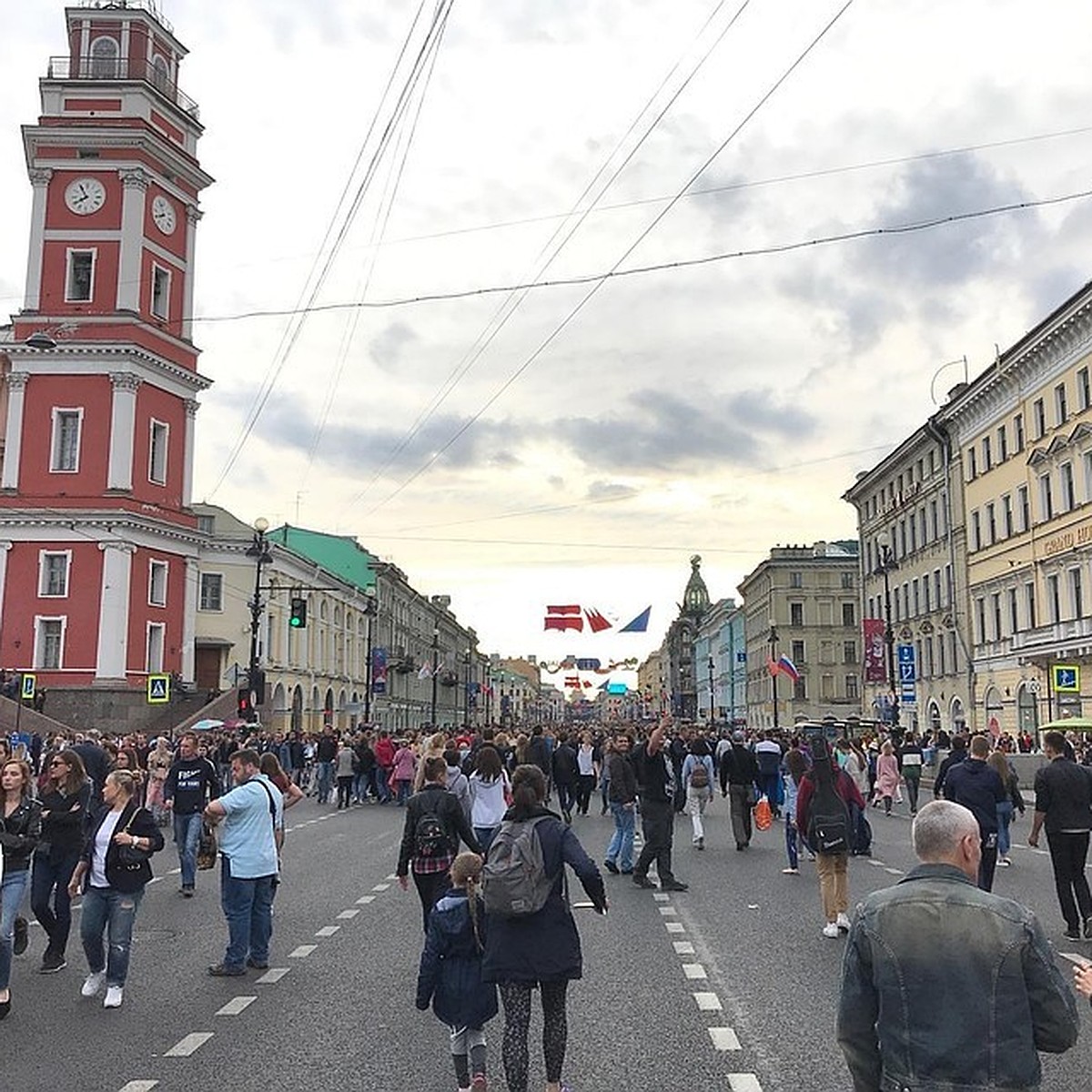 Остановите Невский, мы гуляем! Главный проспект Петербурга хотят сделать  пешеходным - KP.RU