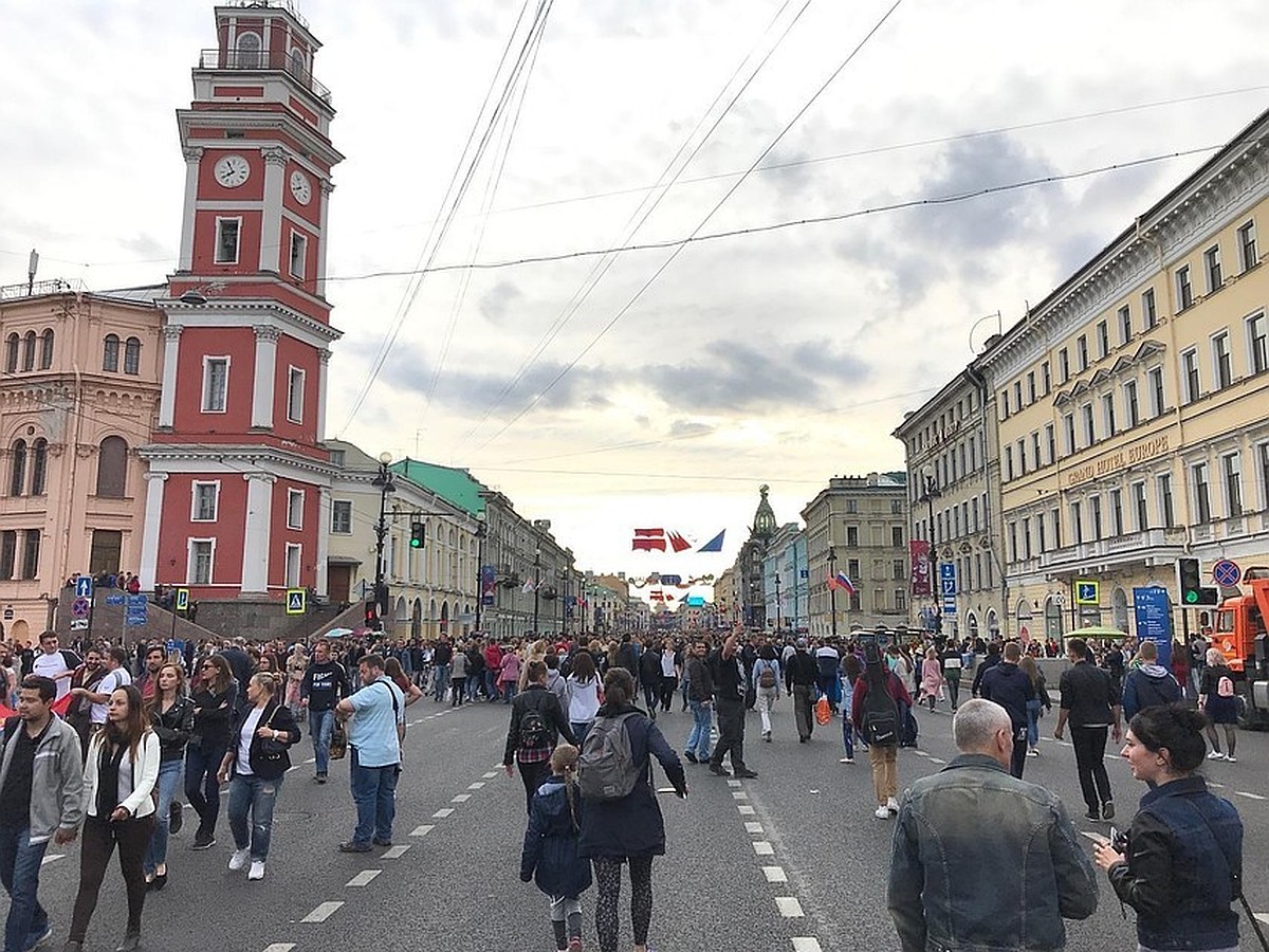 Остановите Невский, мы гуляем! Главный проспект Петербурга хотят сделать  пешеходным - KP.RU