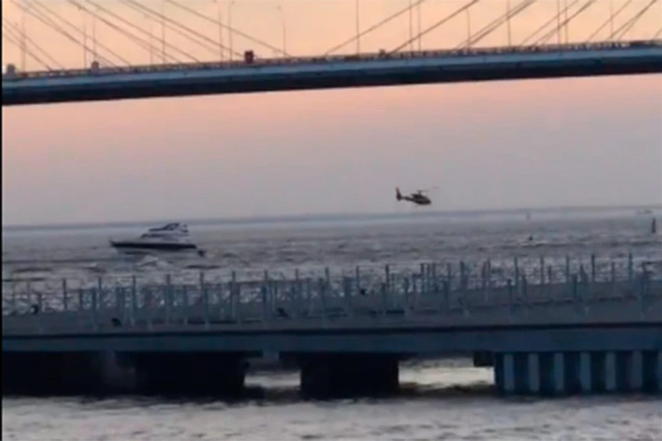 Вертолет пролетел под опорой моста ЗСД. Скрин с видеозаписи, предоставленной Анастасией Заркуа