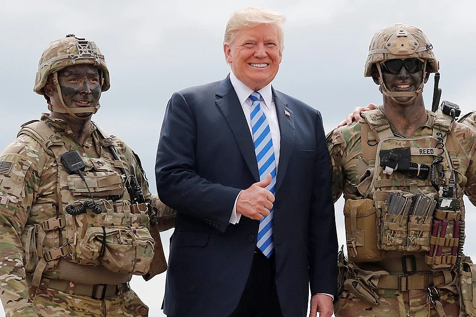 Церемония подписания нового военного бюджета США прошла в понедельник на военной базе Форт-Драм в штате Нью-Йорк.