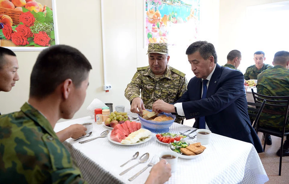 Президент отведал солдатской еды вместе с военнослужащими...