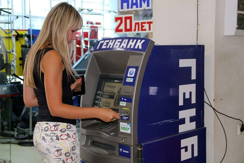 При этом крымские банки без проблем принимают карты Visa и MasterCard других российских банков