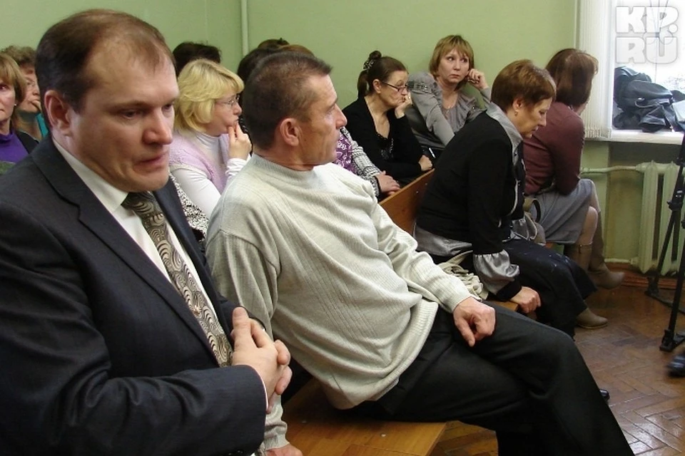 Константин Сажин (на фото слева) был осужден на 4 года условно за халатность, которая привела к гибели 23 стариков
