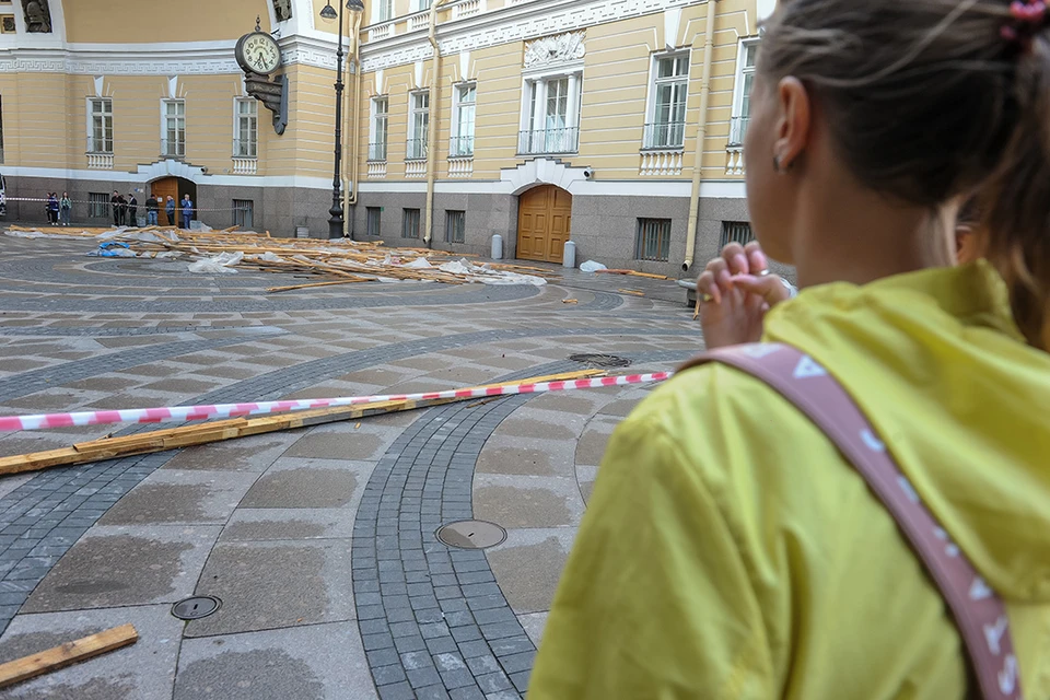 В больнице Санкт-Петербурга остаются двое пострадавших в результате падения на них строительных лесов с арки Главного штаба.