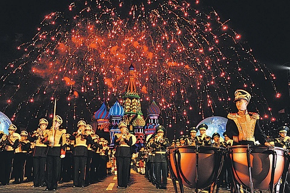 Каждый фестивальный день на Красной площади завершается грандиозным фейерверком. От восторга душа замирает!