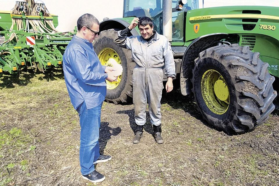 Несколько лет назад фермер Артур Нургалиев (на фото - слева) платил людям не рублями, а своей валютой.