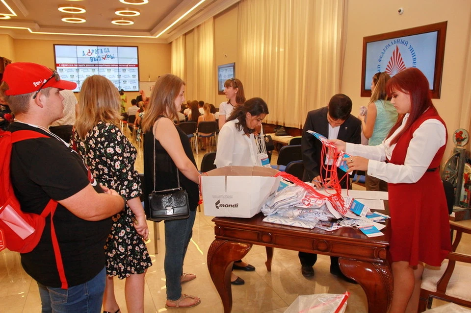 Волонтеры получают специальную экипировку для участия в акции "Дорога на выборы". Фото: пресс-служба ИК РО.