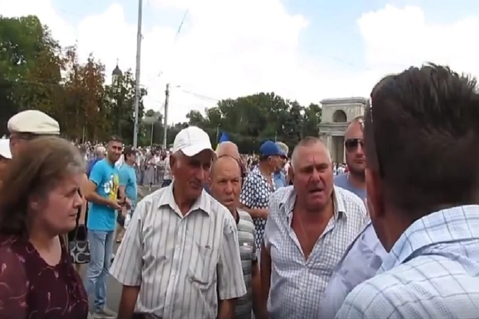 Тудор Дрецкарь (на переднем плане справа) назвал русский язык "свинским" (Фото: скрин с видео).