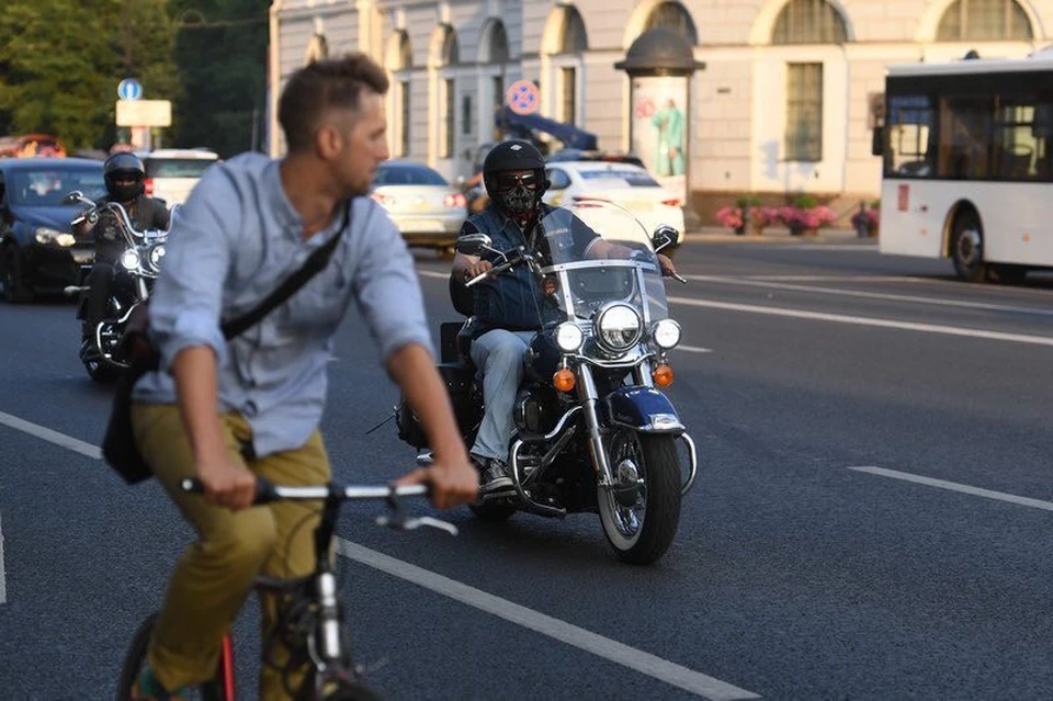 Первые посты чиновник посвятил своему Harley-Davidson. Фото: @drozdenko_au
