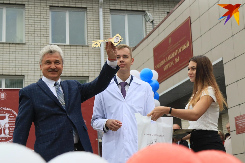Первокурсникам Алтайского медуниверситета вручили «Ключи знаний»