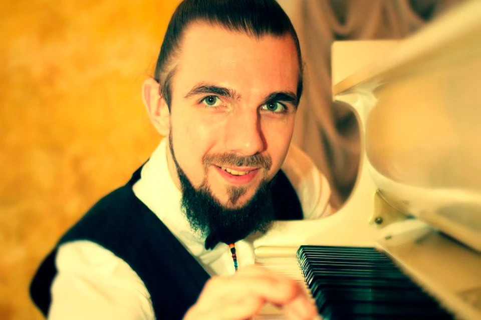 Павел Андреев придумал проект «Рояль на помойке» и сыграл на рояле прямо на полигоне.