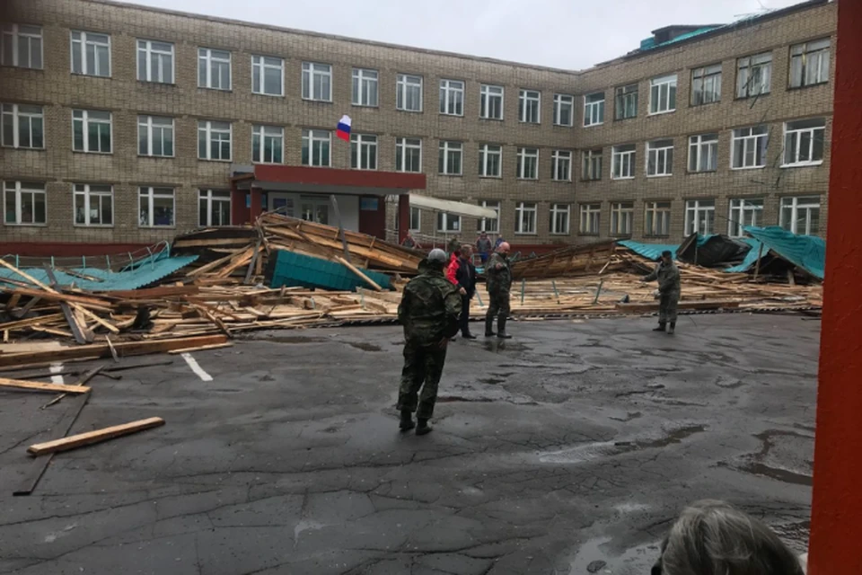 Сильный ветер повалил крышу школы на девочку из Хабаровского края