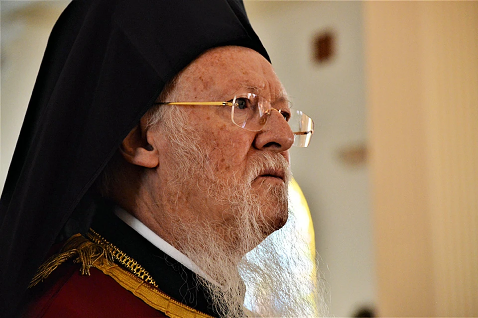 Этой весной Петр Порошенко обратился к Патриарху Варфоломею с просьбой предоставить Украинской церкви автокефалию