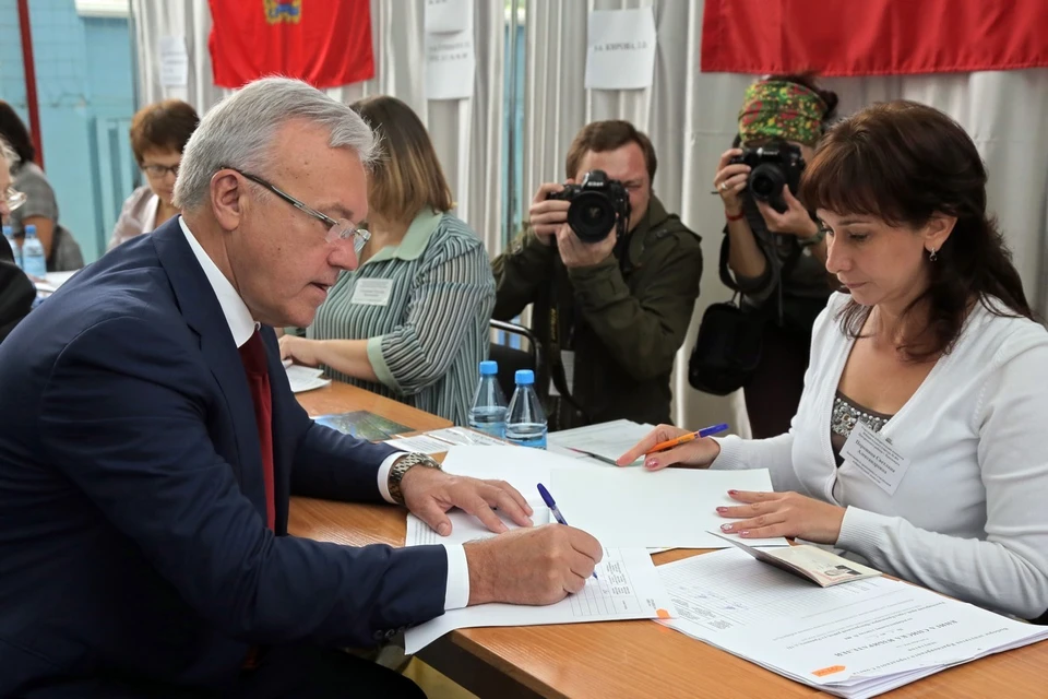 Губернатором стал Александр Усс с 60,19 % голосов. Фото Вадима Кофмана
