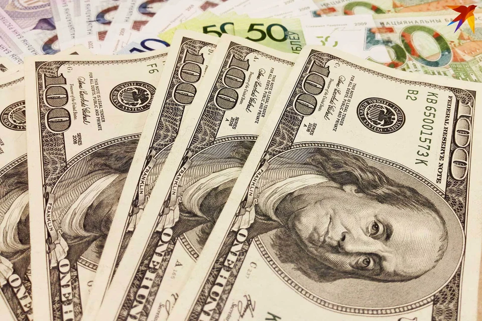 Белорусы активно продают иностранную валюту