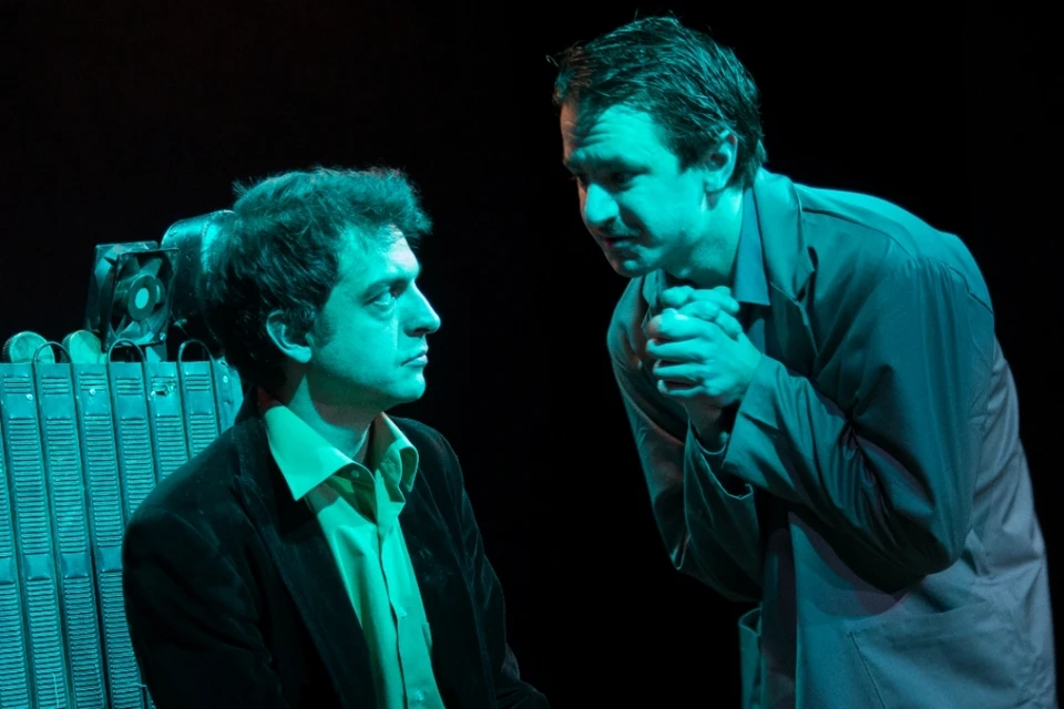 Йонут Грама (слева) в спектакле «Человек-Подушка». Фото предоставлено театром "У Моста".
