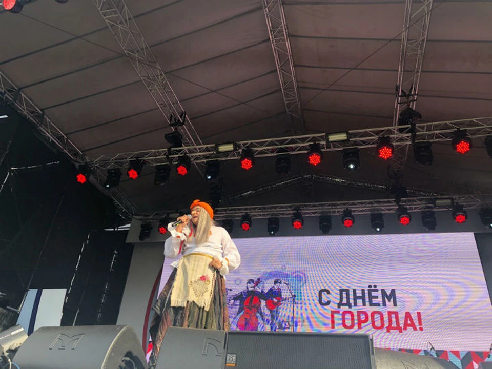 Баба Яга поздравила Москву с Днем рождения.