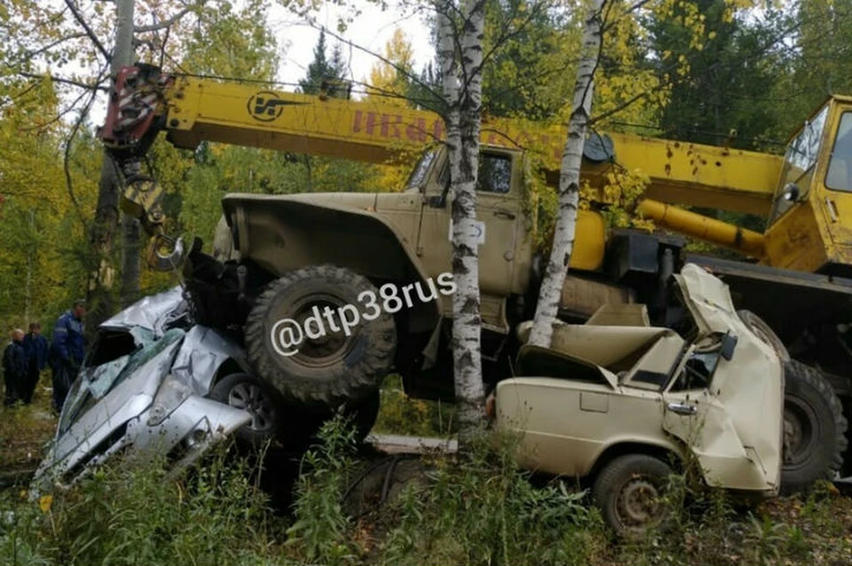 Отказали тормоза: «УРАЛ» раздавил Жигули и Тойоту в Нижнеилимском районе. Фото: группа "ДТП 38RUS".