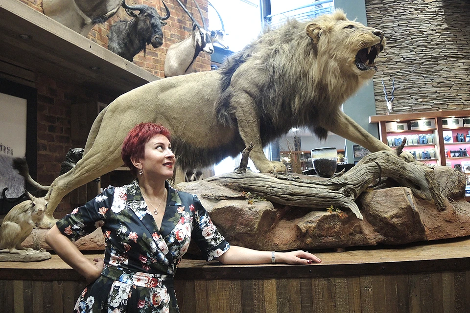 Журналистка "Комсомольской правды" Дарья Асламова в южноафриканском магазине для охотников.