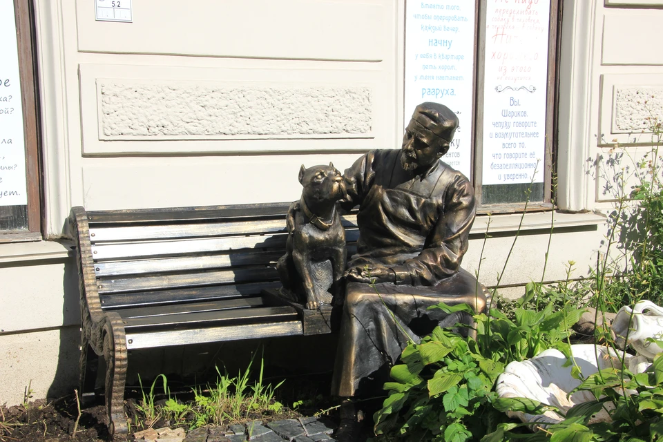 Памятник героям повести Михаила Булгакова появился во дворе на Моховой улице.
