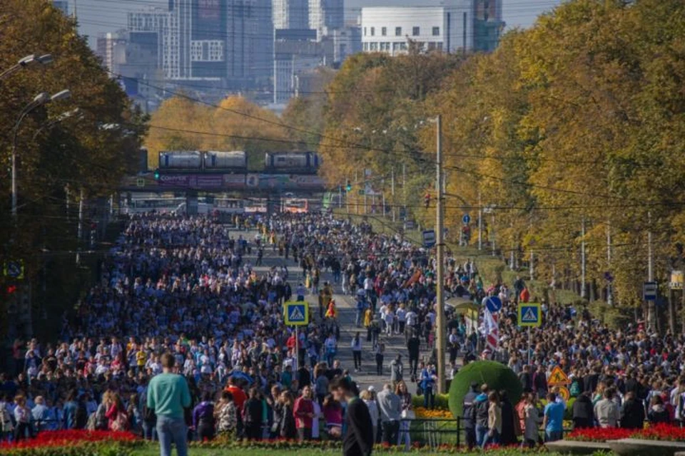 Стартовали участники на площади перед УрФУ. Фото: администрация Екатеринбурга