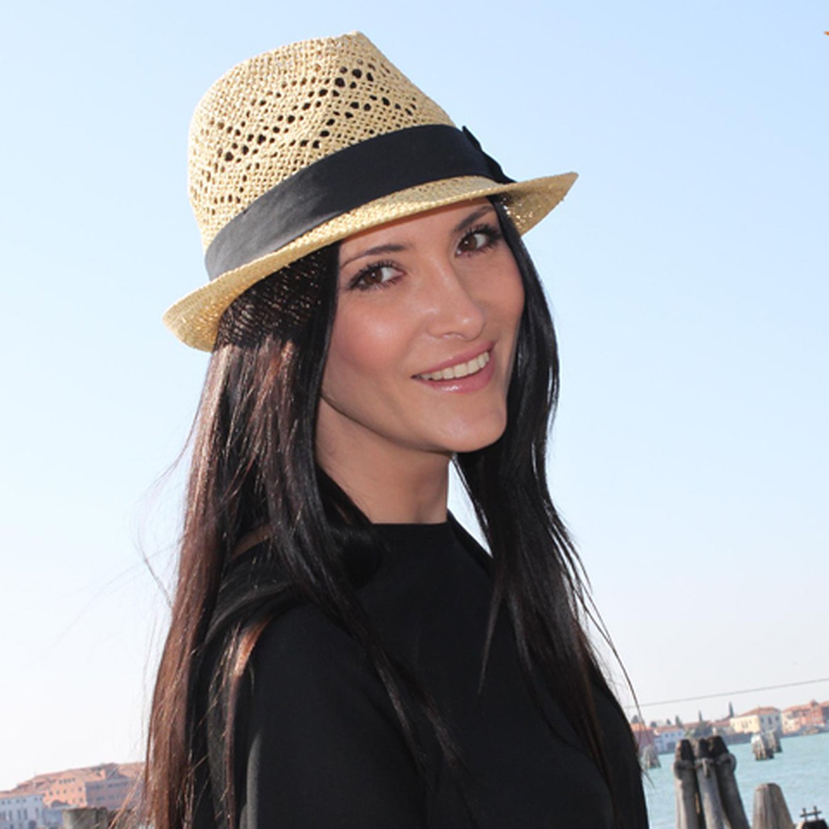 Juda chiroyli qiz pornoda rol oynagan