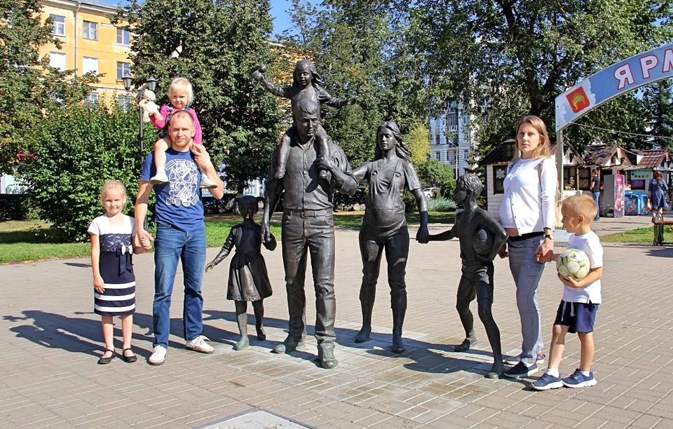 Живым символом стала семья Смирновых - 7-летняя Анна, папа Иван, 2-летняя Валерия, мама Светлана и 5-летний Парфен. Фото: из архива Ивана Смирнова