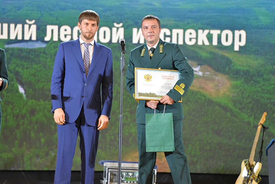 Артем Струков справа. Фото: департамент лесного хозяйства Томской области
