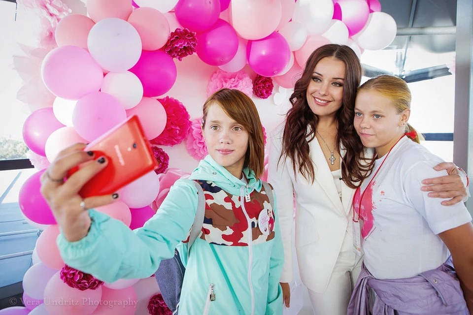 Телеведущая, "Мисс Вселенная-2002" Оксана Федорова устроила настоящий праздник для 150 девочек