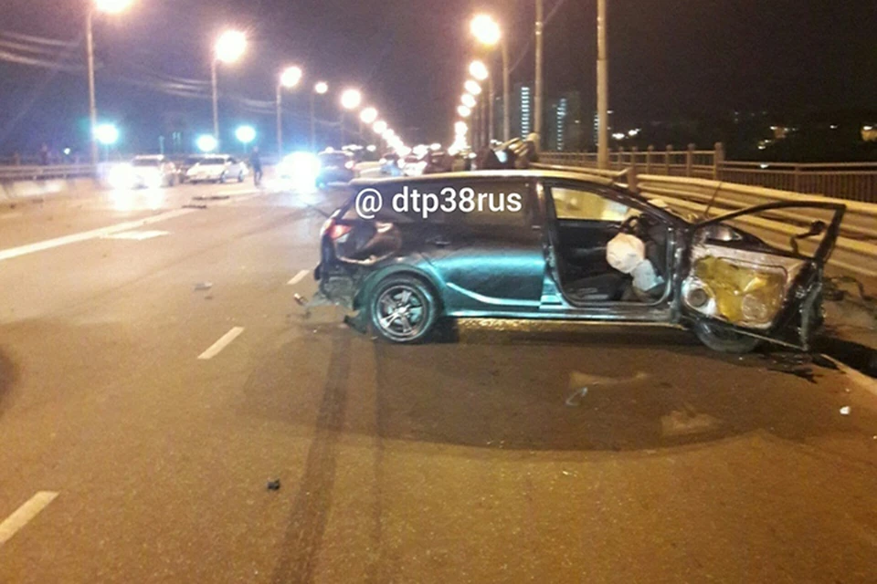 Трое человек погибли по вине пьяного водителя на мосту в Иркутске. Фото: группа "ДТП 38RUS Иркутск" в соцсетях