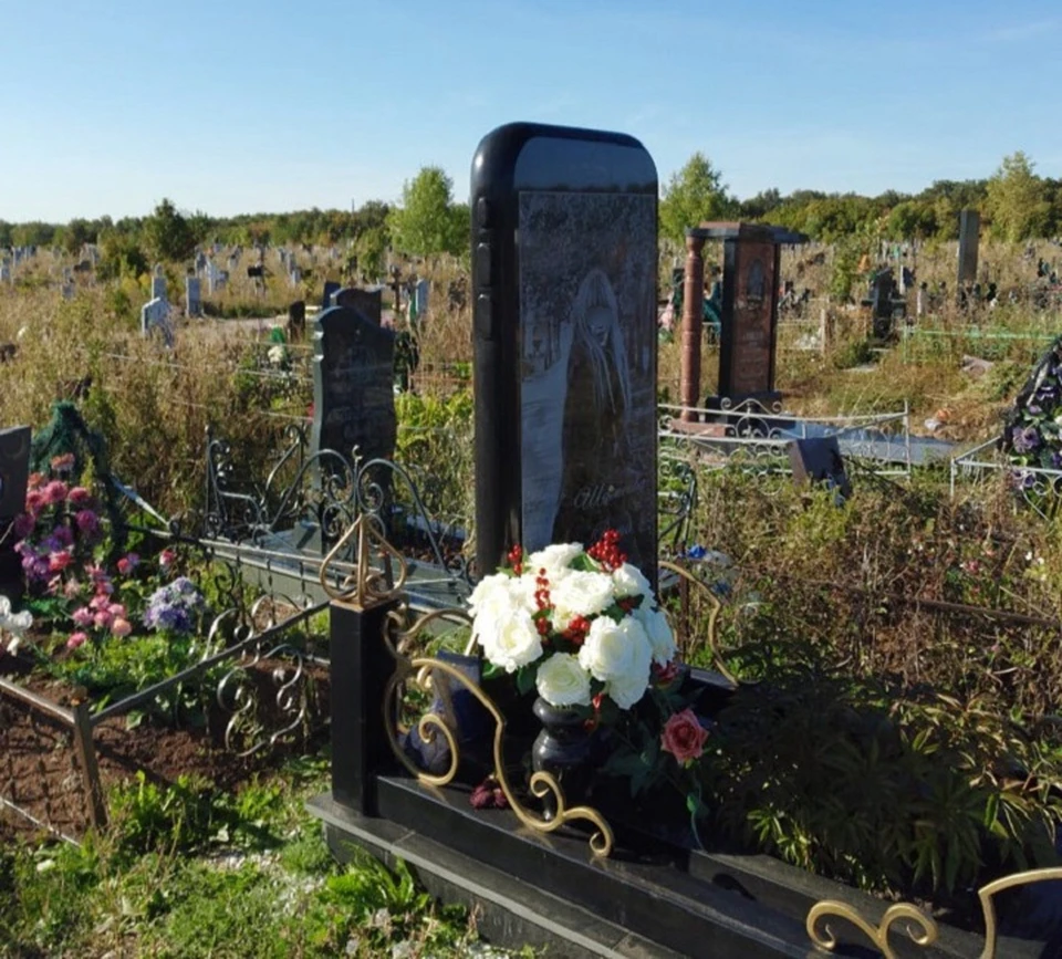 Надгробие появилось на старом уфимском кладбище два года назад