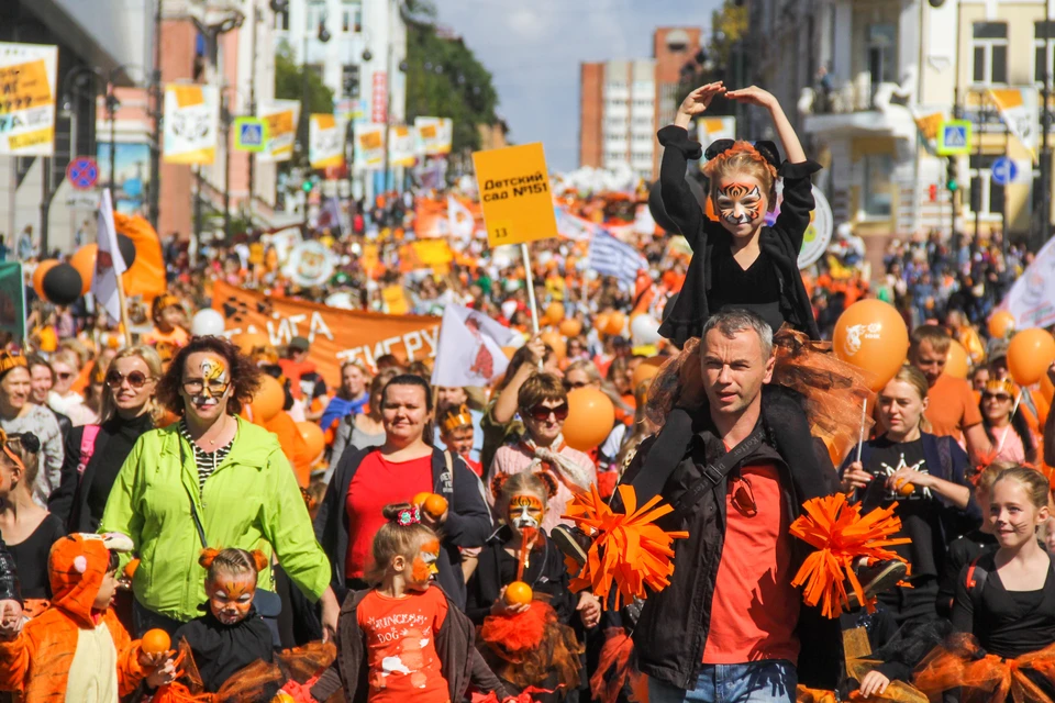Больше 15 тысяч человек прошли в карнавальном шествии по Океанскому проспекту