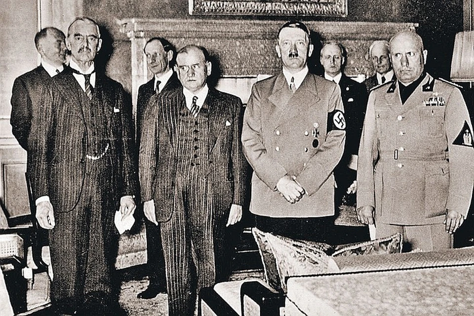 Это фото сделано в Мюнхене ровно 80 лет назад. На нем - господа европейцы, только что расписавшиеся, по сути, в начале Второй мировой войны: премьер Британии Чемберлен, премьер Франции Даладье, рейхсканцлер Германии Гитлер и премьер Италии Муссолини.